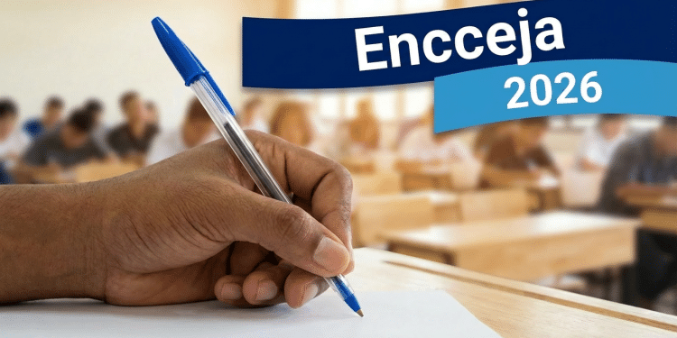 Mão escrevendo com caneta azul em papel durante prova, com texto “Encceja 2026” sobreposto à imagem de sala de aula.