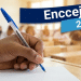 Mão escrevendo com caneta azul em papel durante prova, com texto “Encceja 2026” sobreposto à imagem de sala de aula.