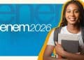 Estudante sorri segurando livros ao lado da logomarca do Enem 2026 e, ao redor, um fundo azul e amarelo