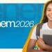 Estudante sorri segurando livros ao lado da logomarca do Enem 2026 e, ao redor, um fundo azul e amarelo