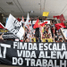 Multidão de manifestantes segura faixa preta com texto "VAT - Fim da Escala 6x1 - Vida Além do Trabalho" e bandeiras vermelhas, simbolizando o fim da escala 6 X 1 e as dúvidas relacionadas a uma possível redução salarial.