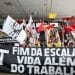 Manifestantes erguem uma faixa pelo fim da escala 6x1