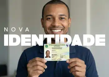Homem sorrindo segura a nova Carteira de Identidade Nacional com o destaque Nova Identidade ao lado