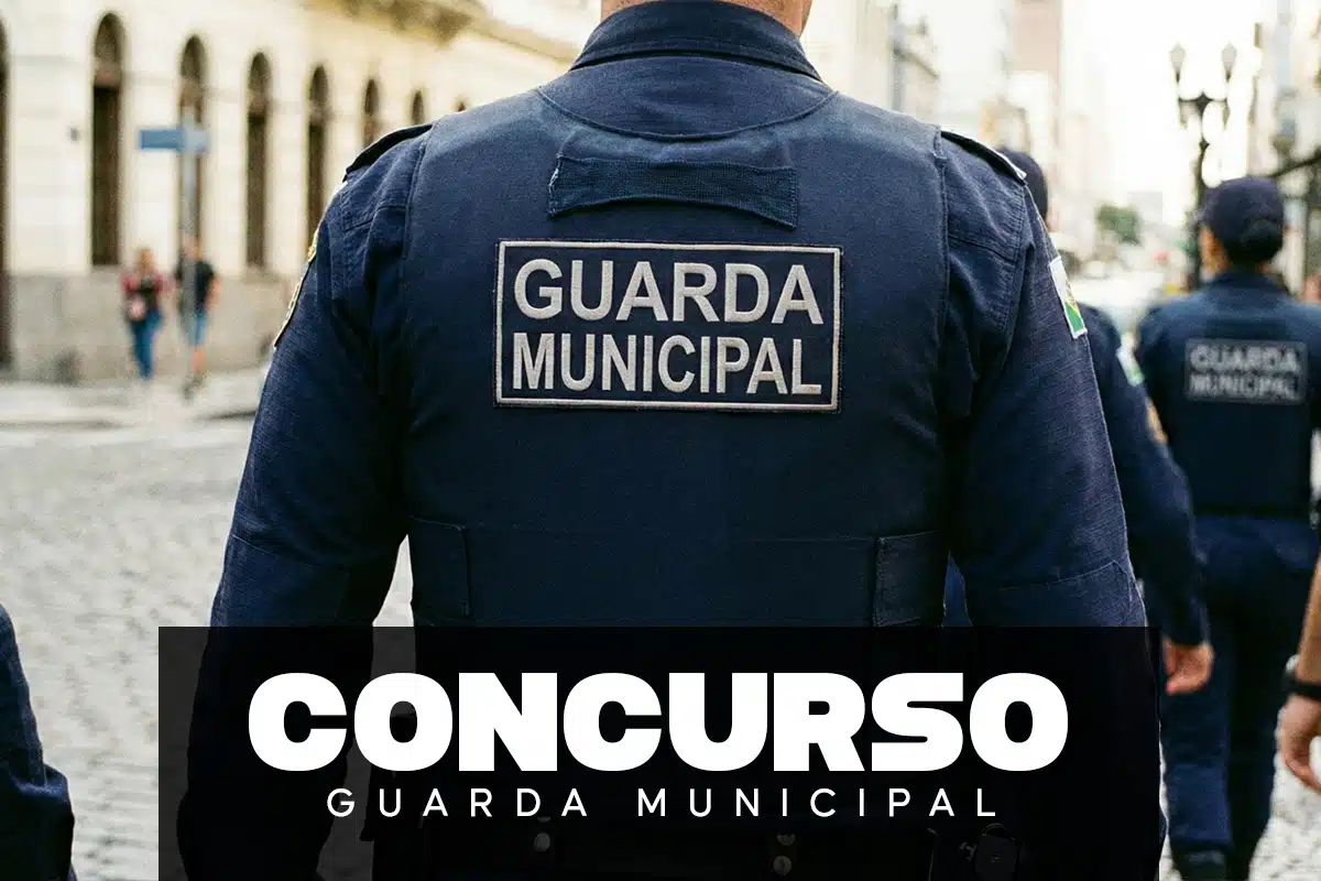 Agentes fardados da Guarda Civil Municipal vistos de costas em rua urbana com a chamada "Concurso Guarda Municipal" em destaque