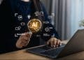 Pessoa trabalhando no notebook com elementos de inteligência artificial na tela