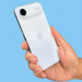 iPhone Air branco segurado por mão exibindo câmera única e logo Apple.
