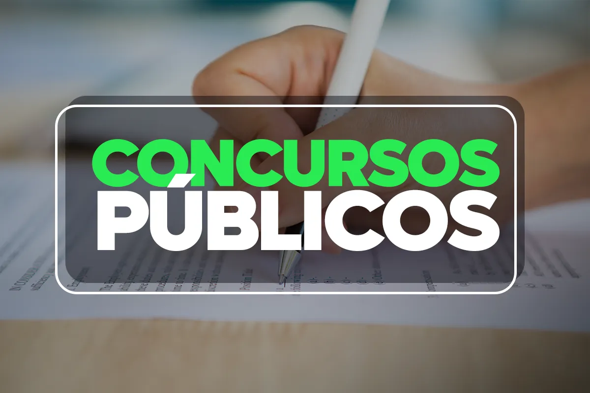 Mão preenchendo documento com caneta sobre folha com perguntas e arte do texto Concursos Públicos em verde e branco