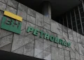 Fachada do prédio da Petrobras com logotipo da estatal, em referência ao Programa de Estágio 2026.