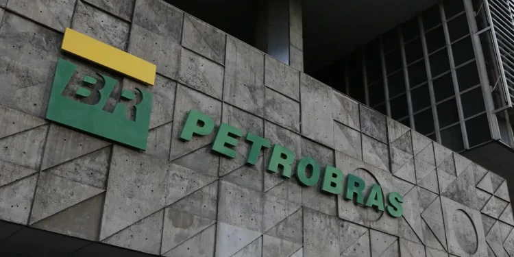 Fachada do prédio da Petrobras com logotipo da estatal, em referência ao Programa de Estágio 2026.