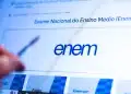 Tela de computador exibindo portal oficial do ENEM com logotipo azul e mão segurando caneta apontando para seção Editais.