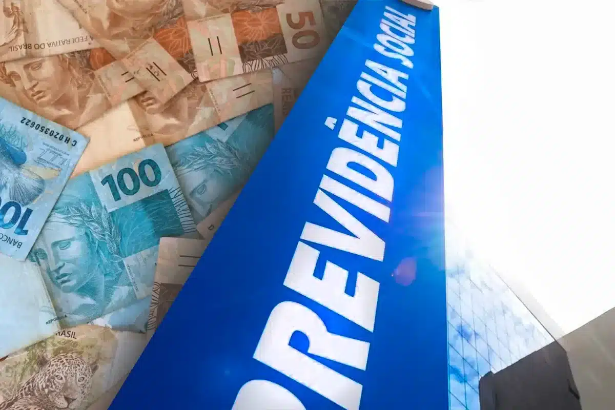 Placa da Previdência Social ao lado de notas de reais ilustrando novos benefícios liberados pelo INSS em 2026