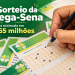 Mão marcando números em volante da Mega-Sena com prêmio estimado em R$ 65 milhões para próximo sorteio.