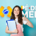 Estudante sorridente segurando cadernos faz sinal de positivo ao lado da logomarca do programa Pé-de-Meia, simbolizando o desbloqueio do valor de R$ 1.000,00 do Pé-de-Meia.