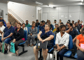 Pessoas aguardam atendimento sentadas em sala de espera de agência do INSS, perto do setor de perícia médica.