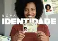 Mulher segurando a nova Carteira de Identidade Nacional