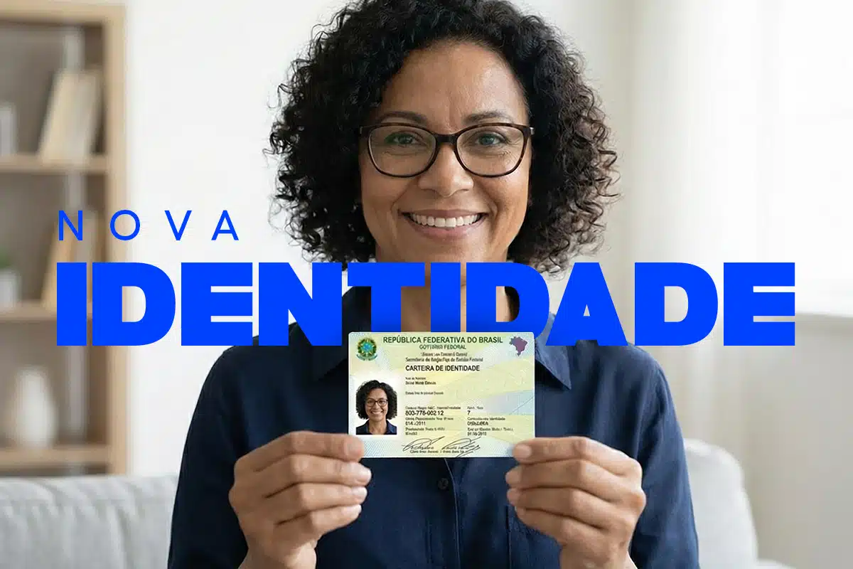 Mulher sorrindo segura a nova Carteira de Identidade Nacional com o destaque Nova Identidade ao lado