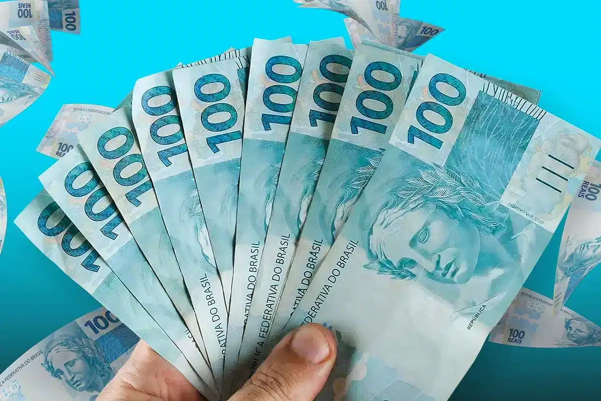 Cédulas de R$ 100 representando pagamento de R$ 3.981 em benefícios relacionados ao PIS/PASEP.