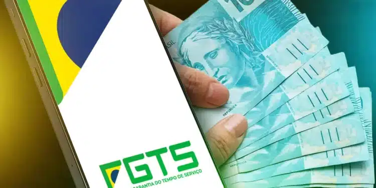 Celular exibindo logotipo do FGTS ao lado de mão segurando leque de notas de cem reais