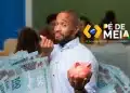 Homem segurando cofre rosa e cédulas de cem reais ao lado do logotipo do Pé-de-Meia