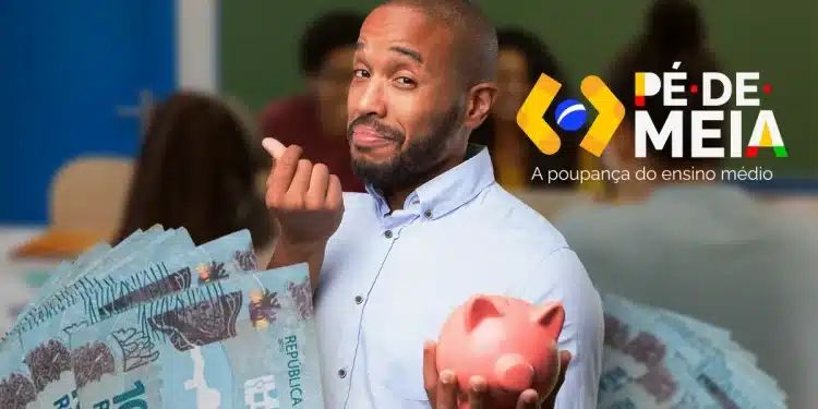 Homem segurando cofre rosa e cédulas de cem reais ao lado do logotipo do Pé-de-Meia