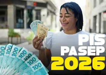 Mulher segurando dinheiro ao lado de notas de real e texto sobre PIS/Pasep 2026