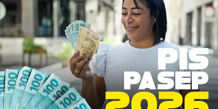 Mulher segurando dinheiro ao lado de notas de real e texto sobre PIS/Pasep 2026