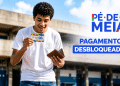 Estudante concluinte sorri ao conferir o cartão do Pé-de-Meia, programa que vai liberar R$ 2.200 em 1º de junho