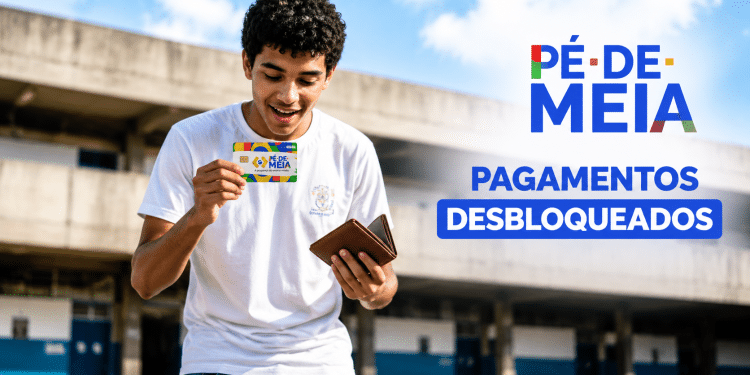 Estudante concluinte sorri ao conferir o cartão do Pé-de-Meia, programa que vai liberar R$ 2.200 em 1º de junho