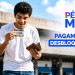 Estudante concluinte sorri ao conferir o cartão do Pé-de-Meia, programa que vai liberar R$ 2.200 em 1º de junho