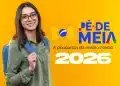 Estudante de óculos e mochila azul sorri ao lado da logomarca do programa Pé-de-Meia sobre fundo amarelo com o ano de 2026 em destaque