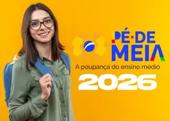 Estudante de óculos e mochila azul sorri ao lado da logomarca do programa Pé-de-Meia sobre fundo amarelo com o ano de 2026 em destaque