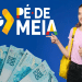 Jovem de camiseta rosa e mochila amarela aponta para logotipo do Pé-de-Meia ao lado de notas de R$100, simbolizando o Jovem de camiseta rosa e mochila amarela aponta para logotipo do Pé-de-Meia ao lado de notas de R$100