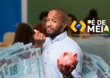 Homem segurando um cofrinho rosa, com cédulas de R$ 100 ao fundo e o logo do programa Pé-de-Meia 2026, representando o incentivo de conclusão em 2026.