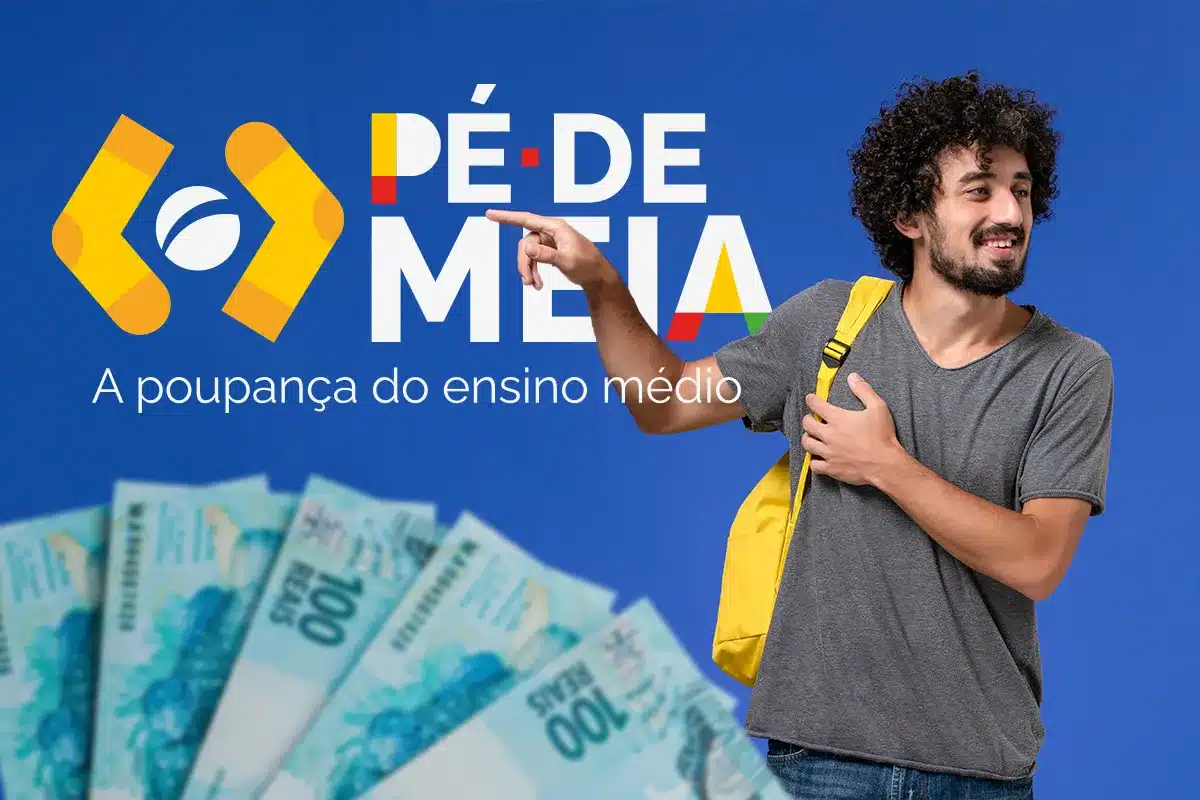 Jovem de camiseta cinza e mochila amarela aponta para a logomarca do programa Pé-de-Meia com cédulas de cem reais ao lado