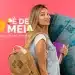 Estudante com mochila e arte do Pé-de-Meia ao lado, programa de poupança do ensino médio, com cédulas de dinheiro ao fundo, representando os pagamentos de maio.