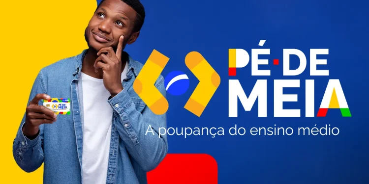 Jovem segurando cartão do programa Pé-de-Meia ao lado da identidade visual do benefício estudantil