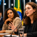 Três pessoas participam de uma mesa de debate com microfones em uma sessão no Congresso