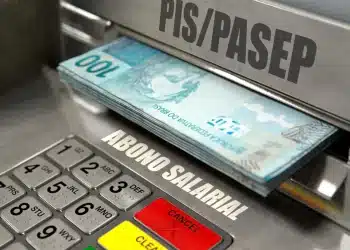 Cédulas de R$ 100 saindo de um caixa eletrônico, em referência ao pagamento do Abono Salarial PIS/Pasep.
