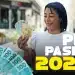 Mulher sorri enquanto segura dinheiro ao lado de destaque sobre pagamento do PIS/Pasep 2026