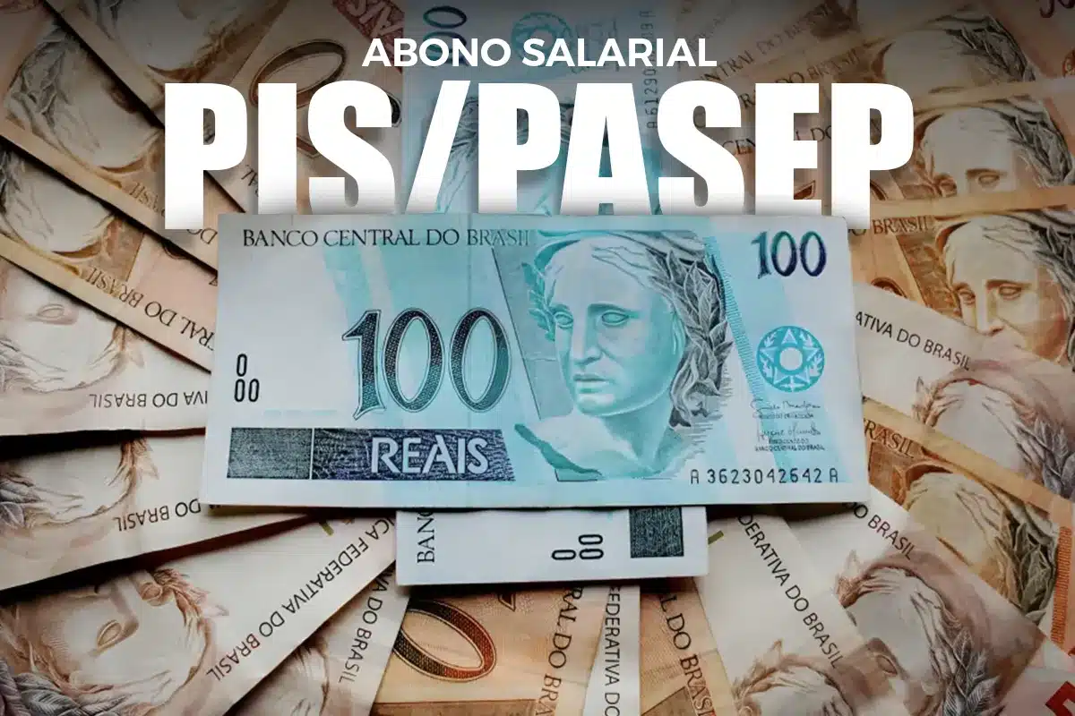 Cédula de cem reais em destaque sobre várias notas espalhadas com letreiro Abono Salarial PIS Pasep
