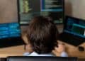 Profissional trabalhando em computador