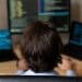 Profissional trabalhando em computador