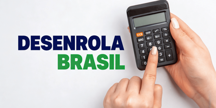 Calculadora segurada por uma mão ao lado da identidade visual do Desenrola Brasil, em referência à renegociação de dívidas com descontos de até 90% prevista no programa lançado pelo governo federal.