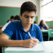 Estudante escreve concentrado em sala de aula, em referência à queda nas notas da redação do Enem.