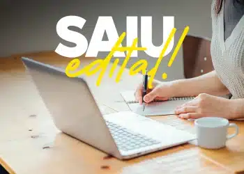 Mulher estudando com notebook e caderno