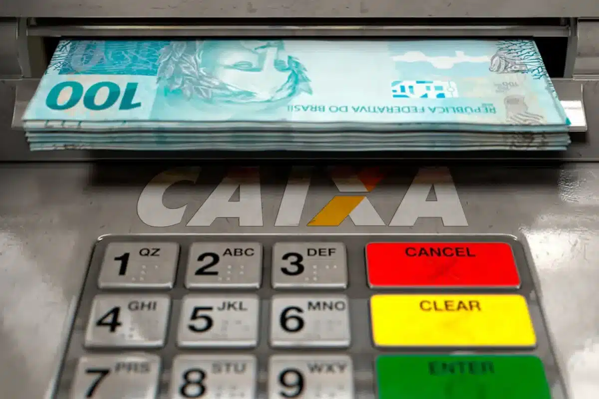 Notas de R$ 100 saindo de caixa eletrônico da CAIXA, ilustrando o Saque Calamidade do FGTS de até R$ 6.220.