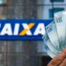 Pessoa segurando notas de cem reais em frente a uma agência da CAIXA, representando o saque de até R$ 6.220.