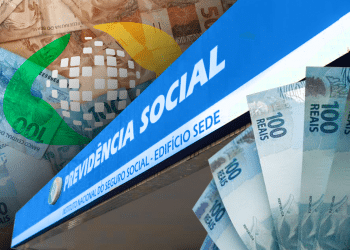 Placa da Previdência Social sobre notas de R$ 100 e R$ 50 reais com logo do INSS ao fundo, simbolizando o pagamento da segunda parcela do 13º salário do INSS.