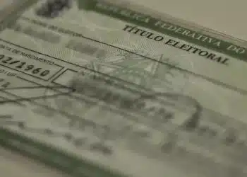 Título de eleitor em close, usado para ilustrar regularização eleitoral e consulta de pendências pelo CPF.