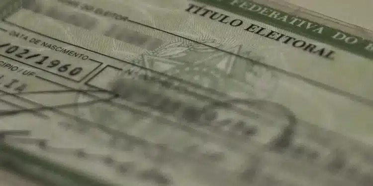 Título de eleitor em close, usado para ilustrar regularização eleitoral e consulta de pendências pelo CPF.